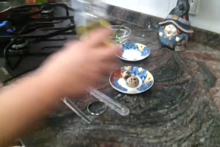 Calentar una sartén con unas gotas de aceite.