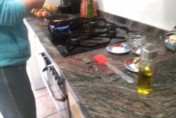 Añadir los espárragos a la sartén.