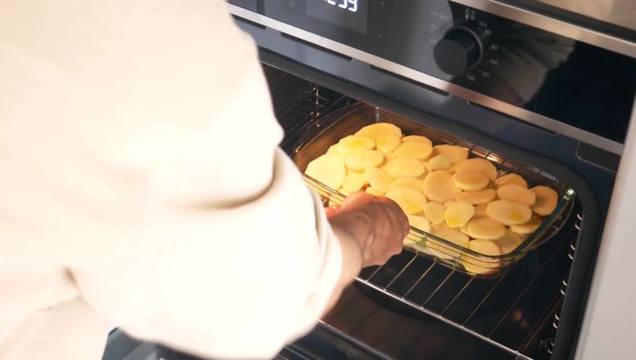 Hornear a 180ºC (350ºF) durante 20 minutos, hasta que las patatas empiecen a dorarse.
