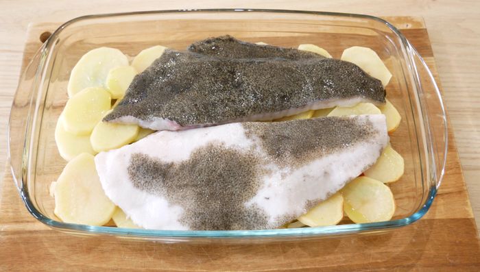 Sazonar el rodaballo con pimienta negra, sal y un chorrito de aceite.