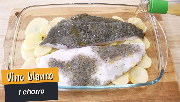 Añadir un chorrito de vino blanco.