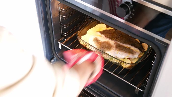 Subir la temperatura del horno a 200ºC (395ºF) y hornear durante otros 20 minutos.