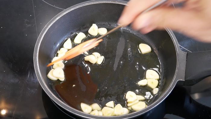 Dorar los ajos picados.