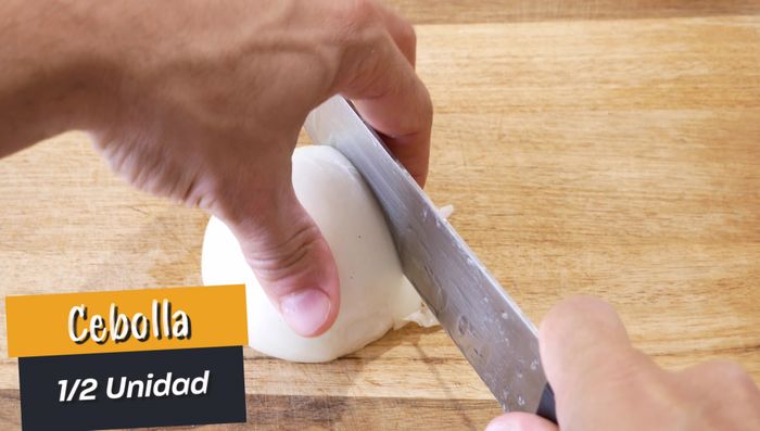 Picar la cebolla en rodajas finas.