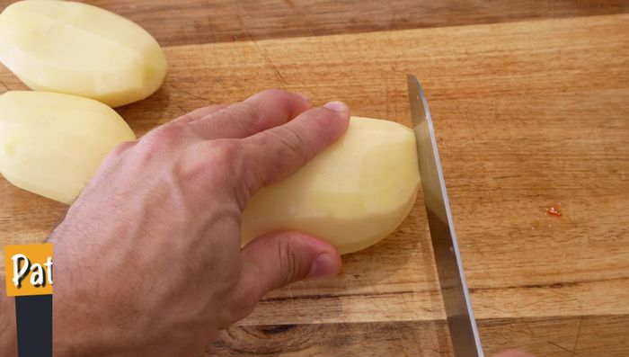 Cortar las patatas en rodajas finas (menos de 1 cm de grosor).