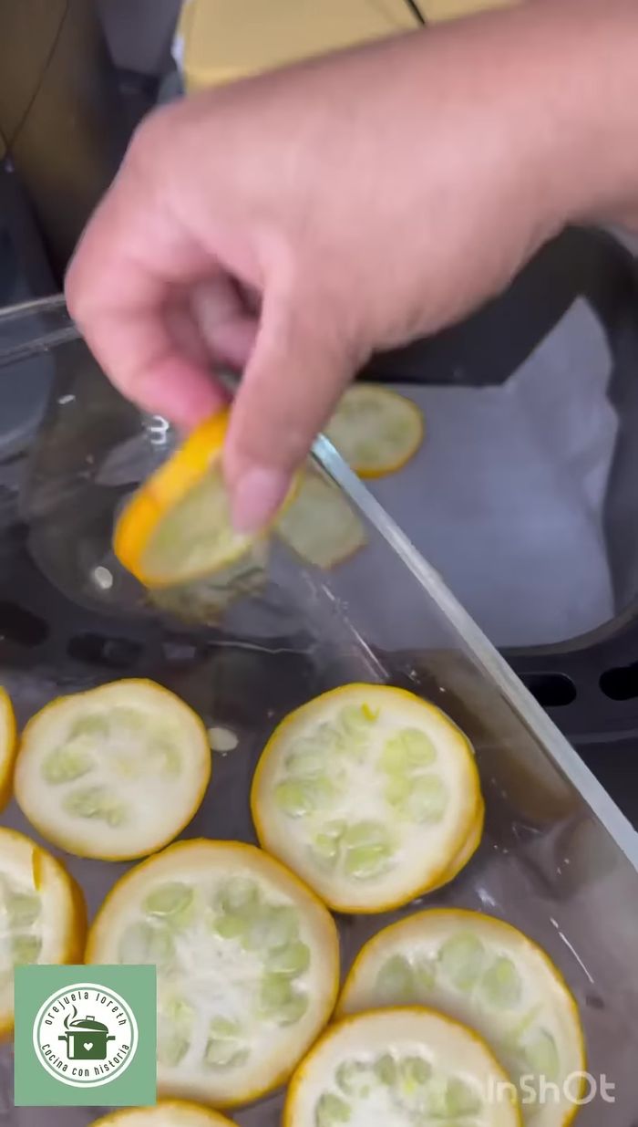 Colocar los zucchinis en una freidora de aire con papel de mantequilla y queso parmesano. Gratinar durante aproximadamente 15 minutos. (95.88)