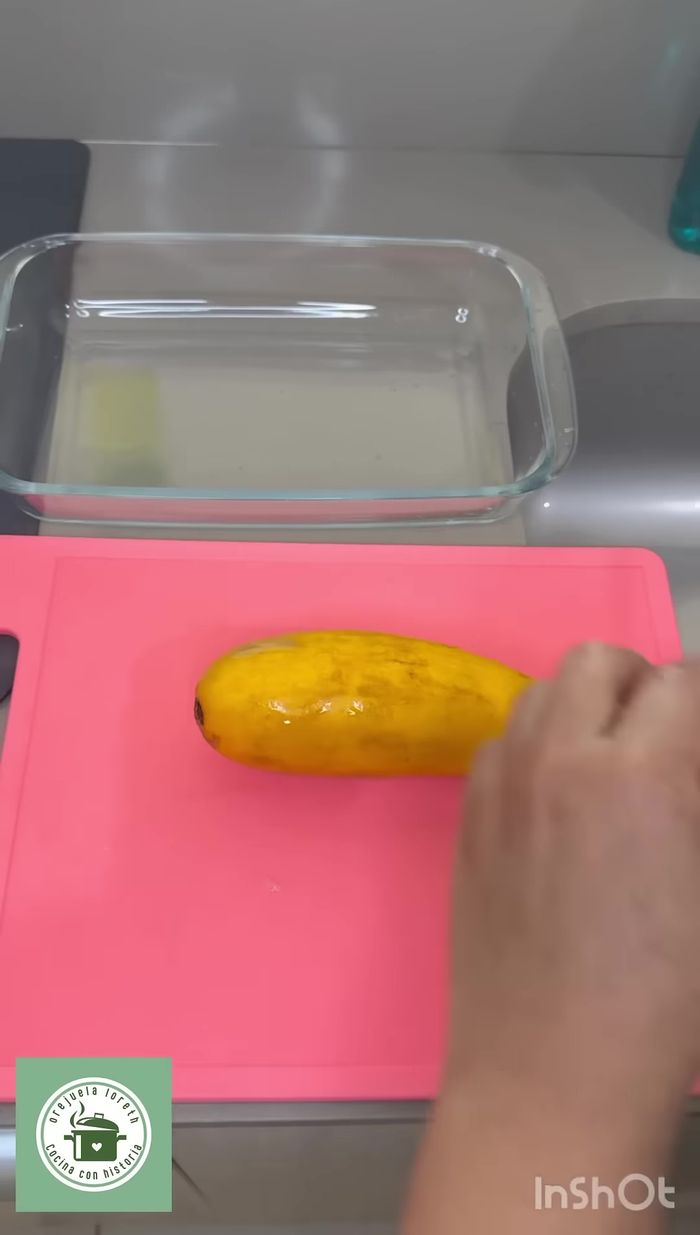 Lavar los zucchinis, cortarlos en rebanadas y sazonarlos con sal. Dejar reposar media hora. (50.84)