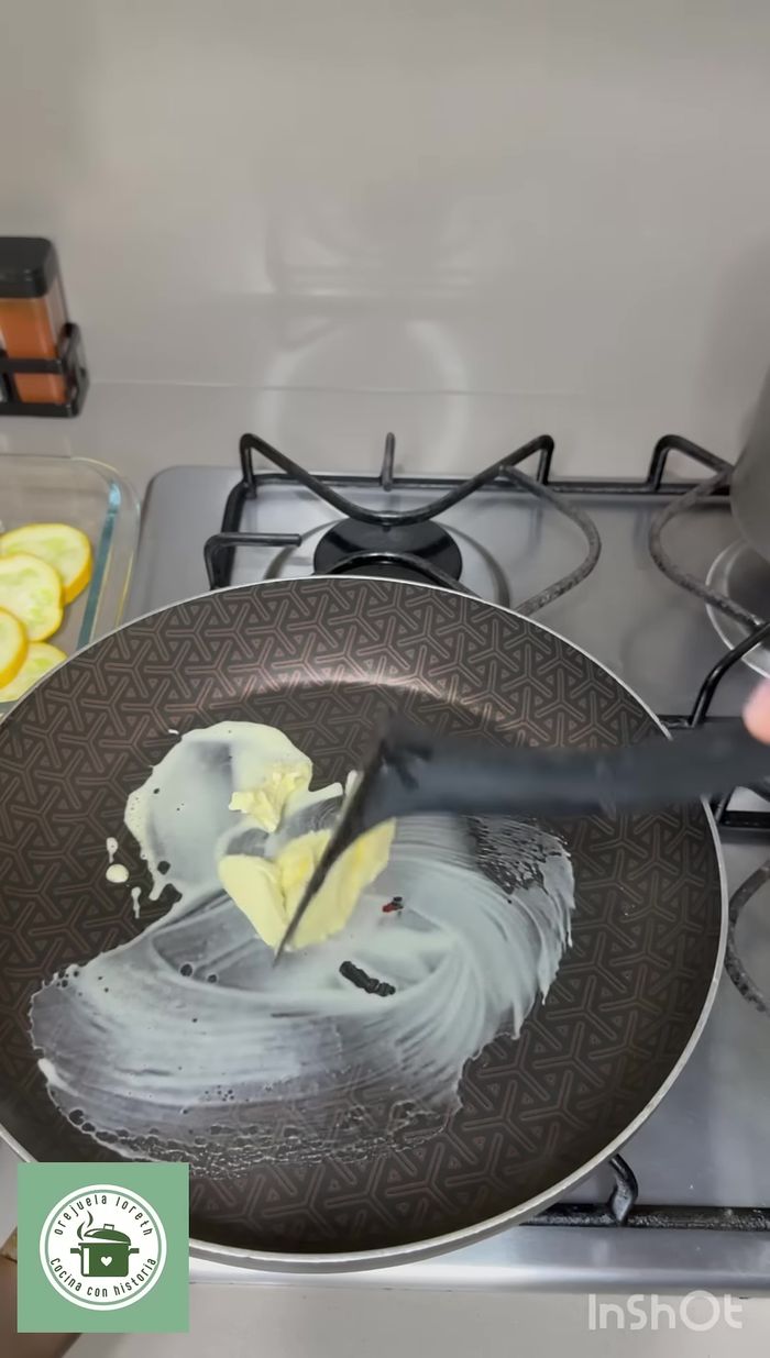 Asar la trucha en una sartén con un poco de mantequilla, colocando primero el lado del cuero. (74.28)
