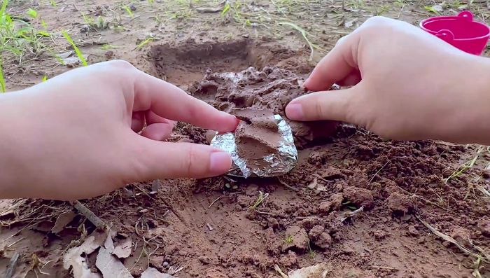 Cubrir la anguila con barro. [100.52]