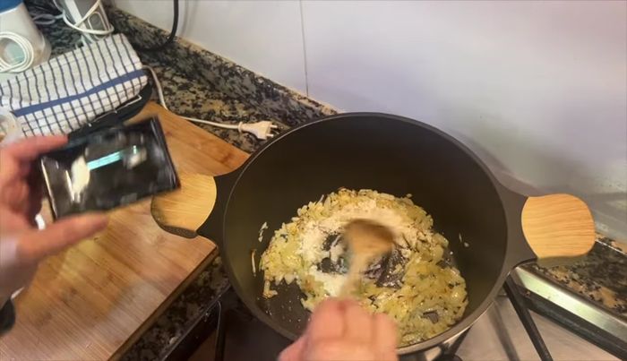 Agregar la harina, mezclar bien y cocer un minuto removiendo constantemente para evitar que se pegue.