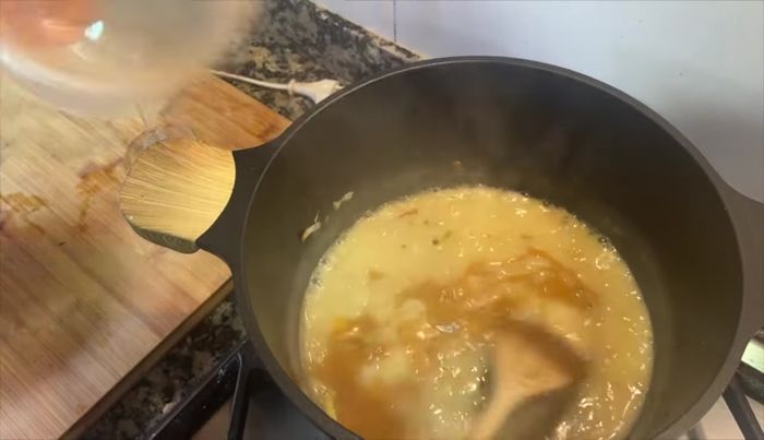 Incorporar el caldo de pescado y el azafrán.