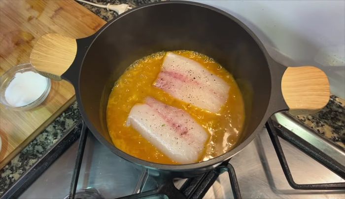 Añadir las gambas a la salsa.