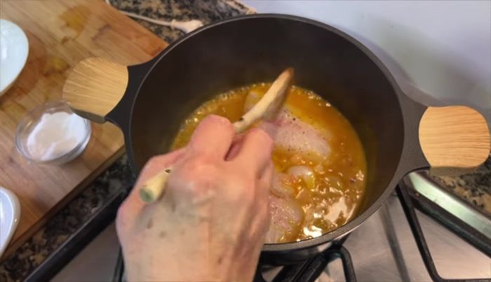 Si la salsa está muy espesa, añadir más caldo o agua. Remover de vez en cuando para evitar que se pegue al fondo.