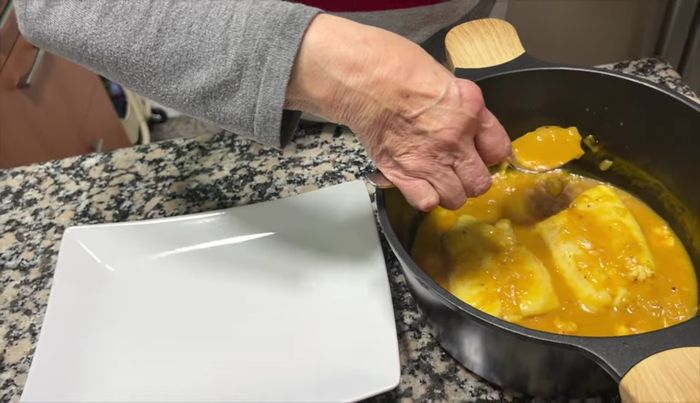 Servir la merluza. Se puede acompañar con arroz blanco o patatas al vapor.