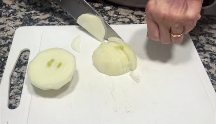 Cortar la cebolla en cuadraditos pequeños.