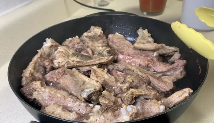 Una vez transcurrida la hora, retirar el exceso de agua y dorar las costillas a fuego alto hasta que queden solo con la grasita que han soltado. [134]