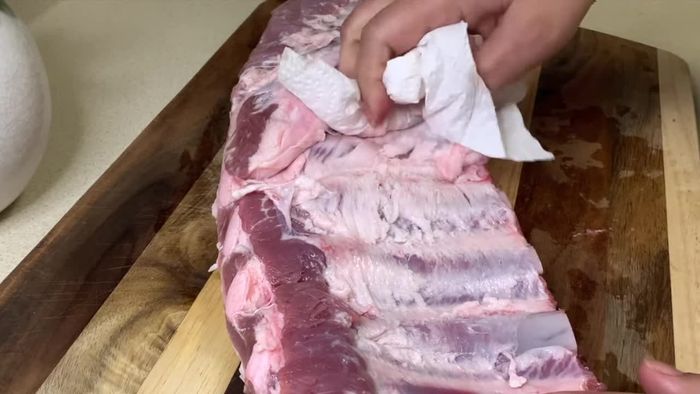 Quitar la membrana y el exceso de grasa de las costillas. [14.639]