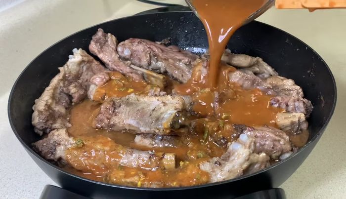 Agregar el adobo a las costillas, bañándolas por todos lados. [183.599]