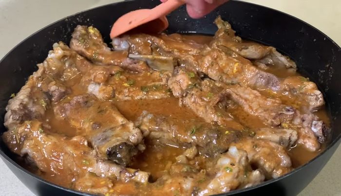 Cocinar a fuego medio tapado durante unos minutos más, hasta que la salsa reduzca, dando vueltas ocasionalmente con cuidado. [205.239]