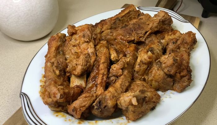 Emplatar y agregar un poco de la salsa restante por encima. Decorar con perejil o cilantro. [252.4]
