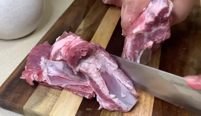Cortar las costillas en porciones iguales. [36.36]
