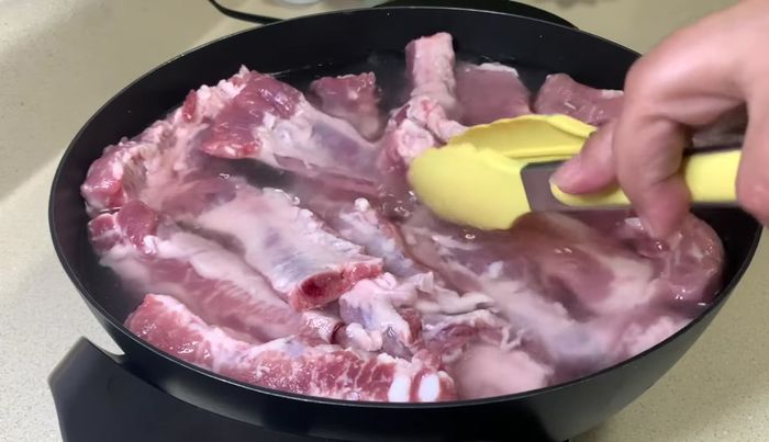 Cubrir las costillas con agua hasta taparlas completamente y cocinarlas tapadas durante una hora a fuego alto. [68.6]