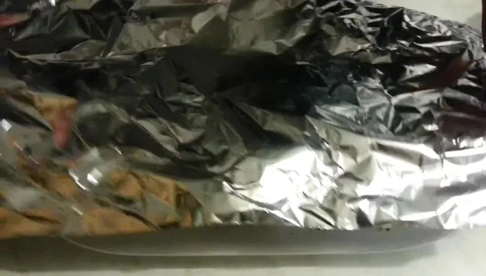 Tapar el conejo con papel aluminio y refrigerar durante un par de horas (o dejarlo reposar).