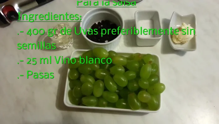 Triturar 300g de uvas (sin hueso, si es posible) y colar el líquido resultante. Reservar.