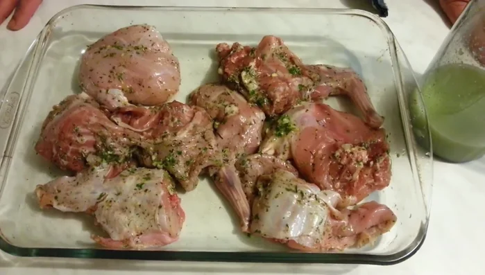 Mientras el conejo se hornea, preparar la guarnición: