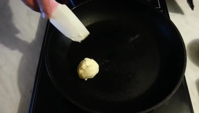 En una sartén, derretir una nuez de mantequilla. Agregar los 100g de uvas restantes (con hueso) y una cucharadita de azúcar. Cocinar a fuego lento durante 5-7 minutos hasta caramelizar.