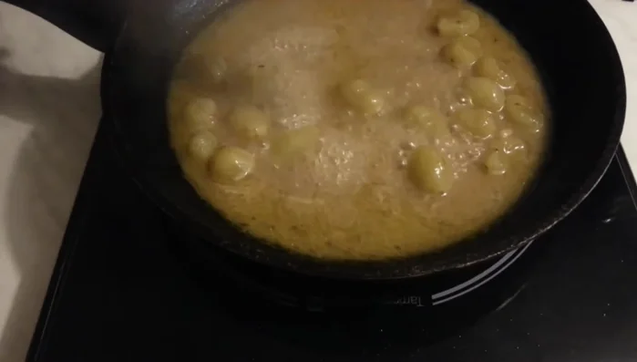Añadir las pasas a la sartén con las uvas caramelizadas y cocinar por un par de minutos más.
