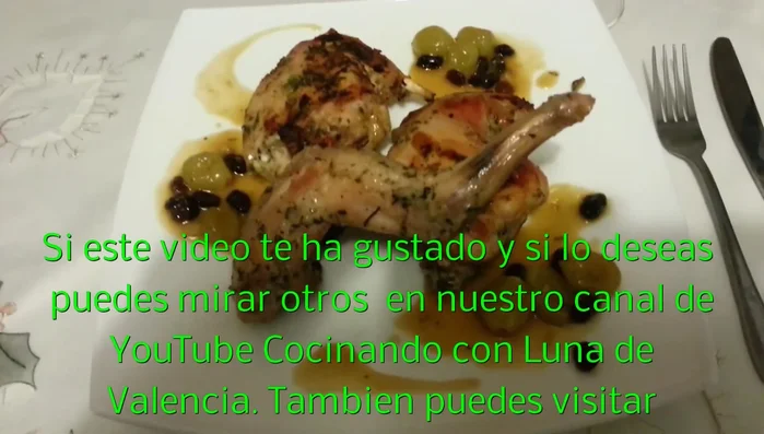 Retirar el conejo del horno, añadir el jugo que ha soltado y la salsa de uvas. Servir con la guarnición de uvas caramelizadas y pasas.