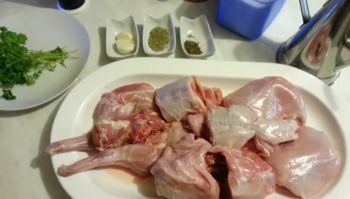 Salpimentar el conejo.