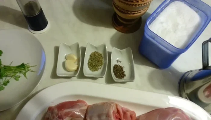 En un mortero, machacar las especias (romero, tomillo, ajos, perejil), un poco de sal y un chorrito de aceite. Untar esta mezcla sobre el conejo.