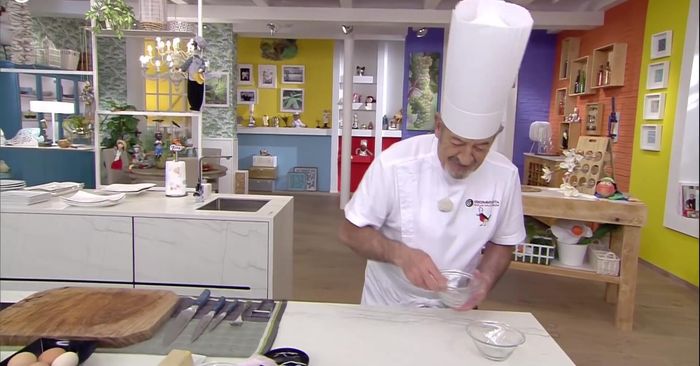 Triturar la sopa con una batidora.