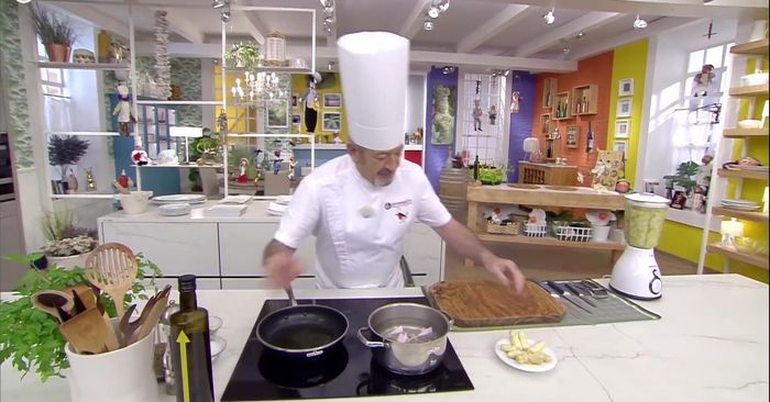 Saltear las puntas de espárragos reservadas en una sartén con aceite.