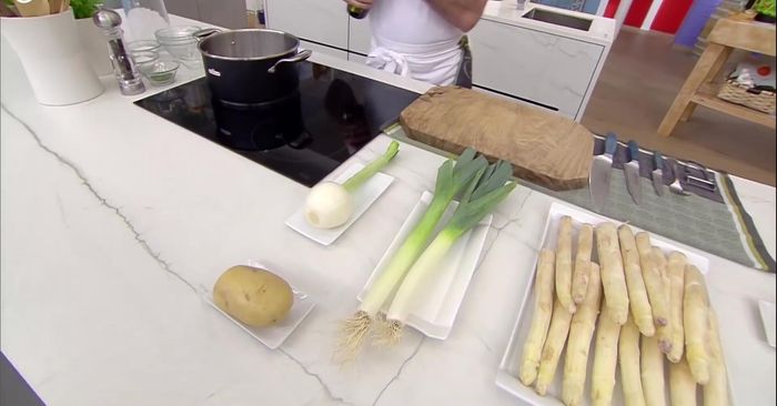 Limpiar y cortar la cebolleta, la patata y los puerros en dados. Sofreír en una cazuela con aceite de oliva.