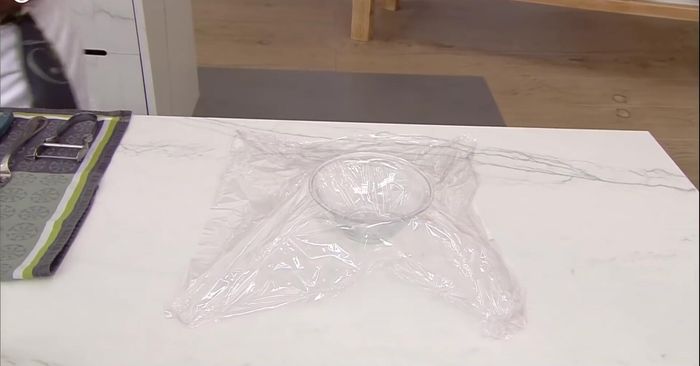 Preparar los huevos flor: colocar una gota de aceite en un hueco hecho en papel film sobre un cuenco, añadir una pequeña cantidad de foie gras, un huevo, sal y perejil.