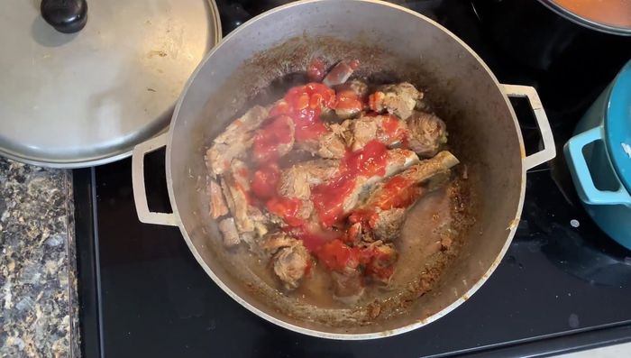 Agregar salsa para dar color y un poco de agua para que no se seque.