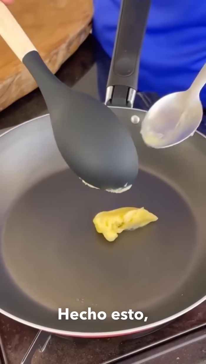 Añade mantequilla a una sartén y agrega un tomate cortado en rodajas (la cantidad a tu gusto).
