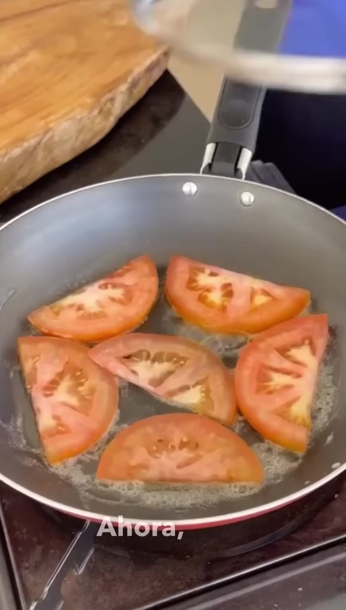 Cocina ligeramente el tomate por ambos lados (aprox. 2 minutos por lado).