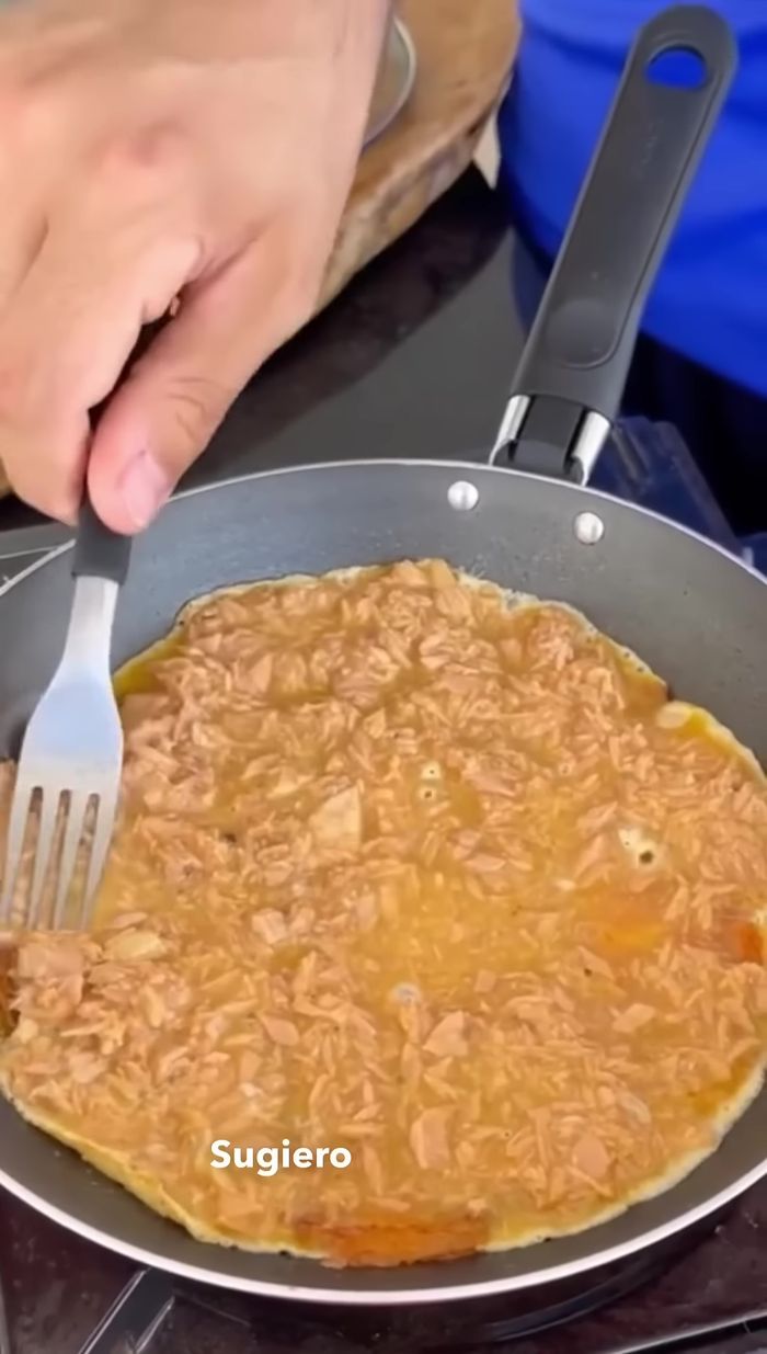 Deja freír tapando la sartén a fuego lento unos 5 minutos para que se cocine completamente.