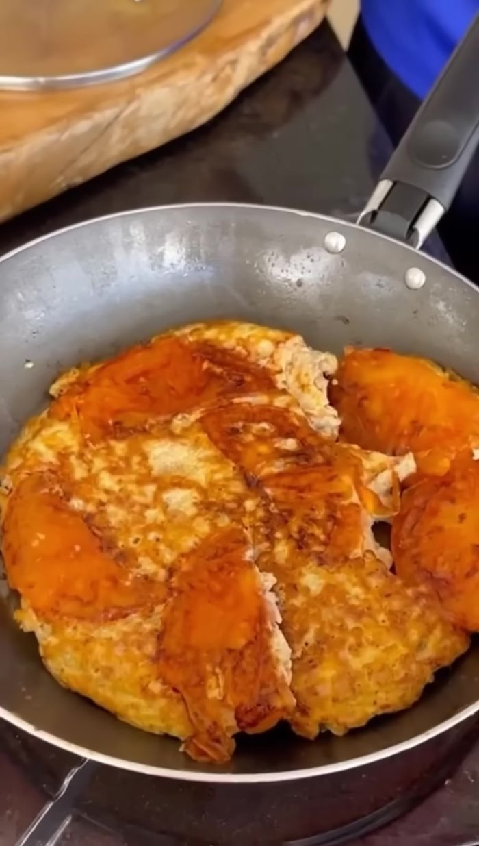 Voltea la mezcla de atún para cocinar el otro lado.