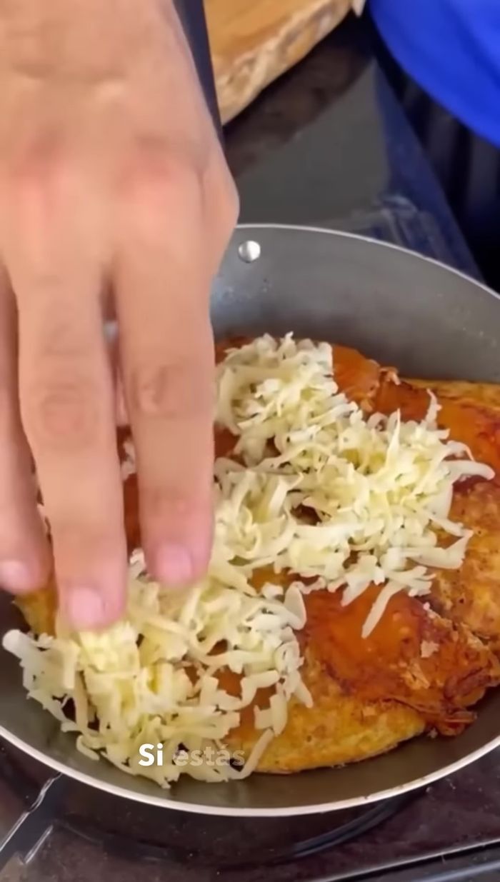 Añade queso y tapa la sartén para que se derrita.