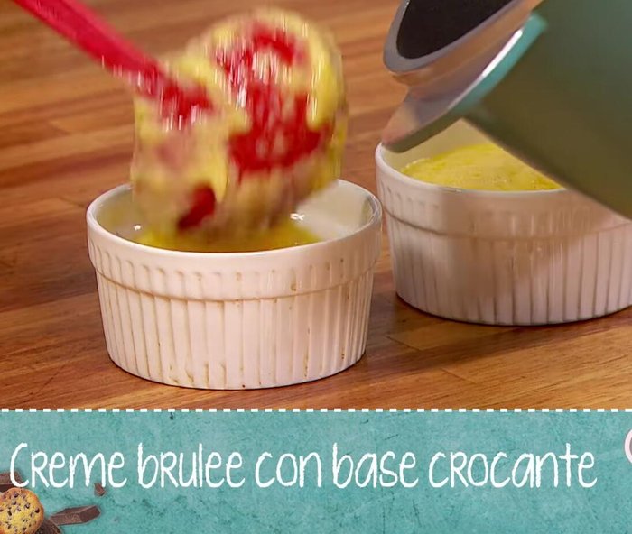 Verter la crema sobre la base de galleta horneada y fría. Refrigerar por al menos 4 horas o hasta que esté firme.