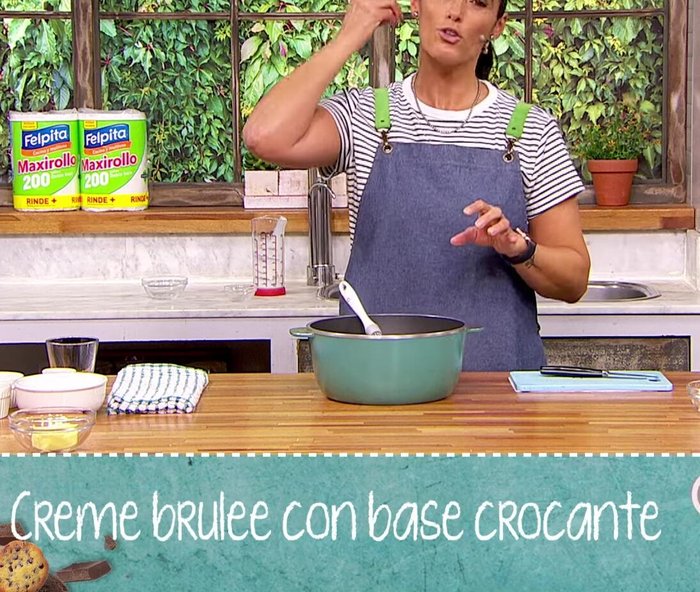 Retirar la vaina de vainilla de la crema caliente. Verter lentamente la crema caliente sobre la mezcla de yemas, revolviendo constantemente para evitar que se cuaje.