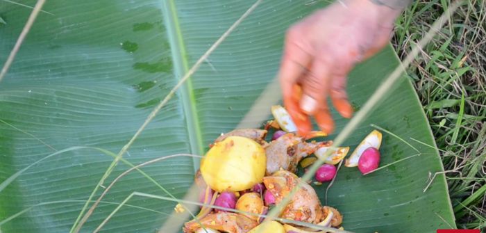 Coloca cada codorniz rellena sobre una hoja de plátano, dobla con cuidado para envolverla completamente sin romperla.
