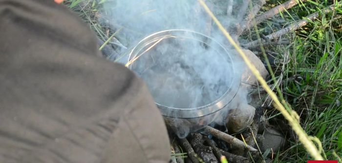 Enciende una fogata y hierve agua para desplumar las codornices. (Puedes usar la técnica de sacrificio que prefieras).