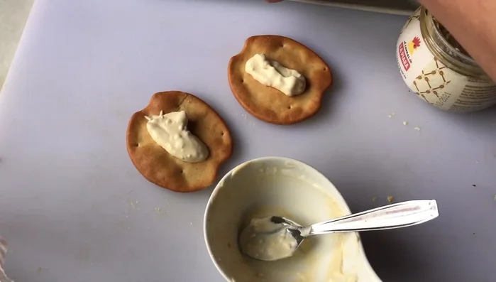 Colocar los huevos rellenos sobre las marineras con la mezcla de mayonesa y yema.