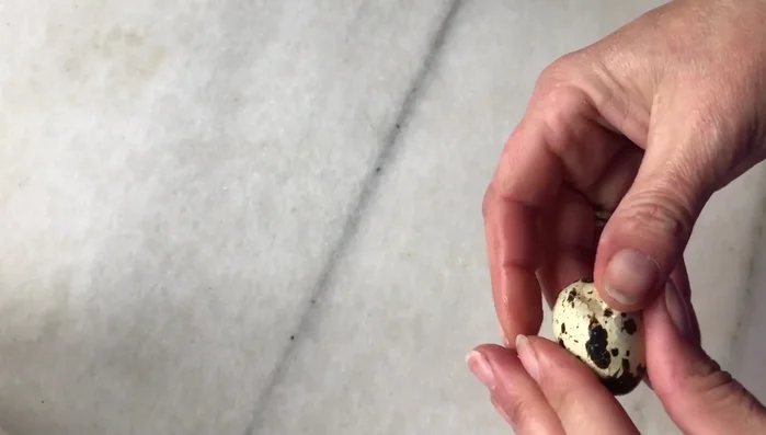 Cocer los huevos de codorniz en abundante agua con sal durante 7-10 minutos. Dejar enfriar y pelar con paciencia.